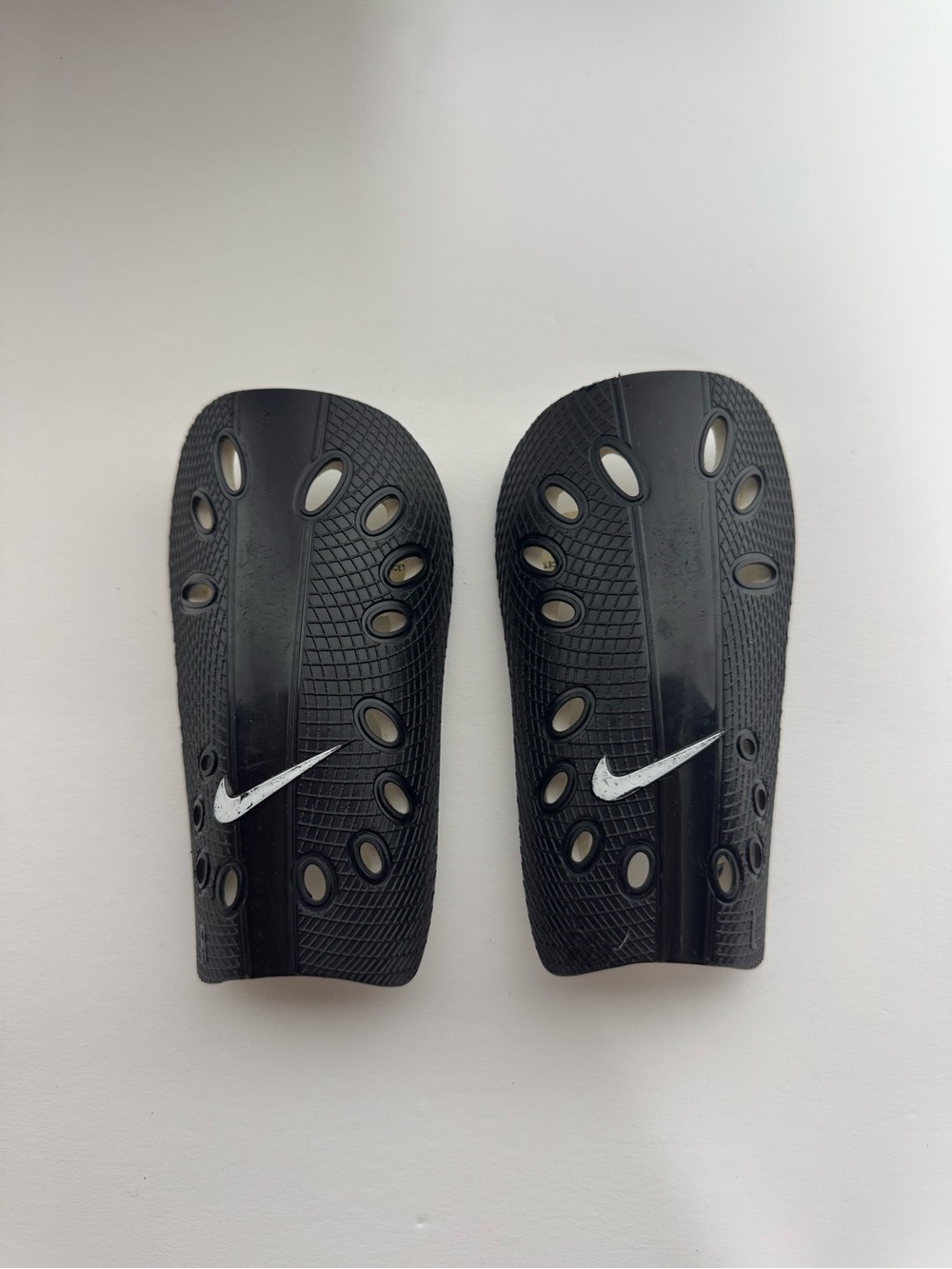 Nike Soccer Shin Guards Black/White Size XS – Lightweight Slip-In Style
